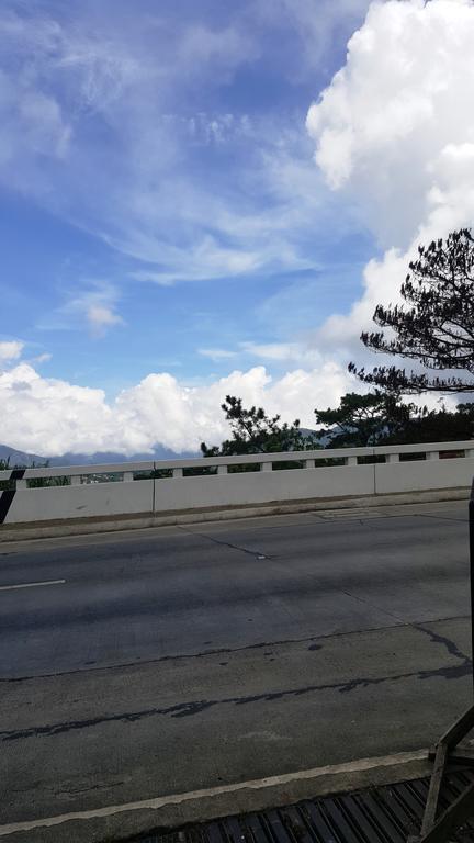 Hollywood Drive-In Hotel Baguio City Esterno foto
