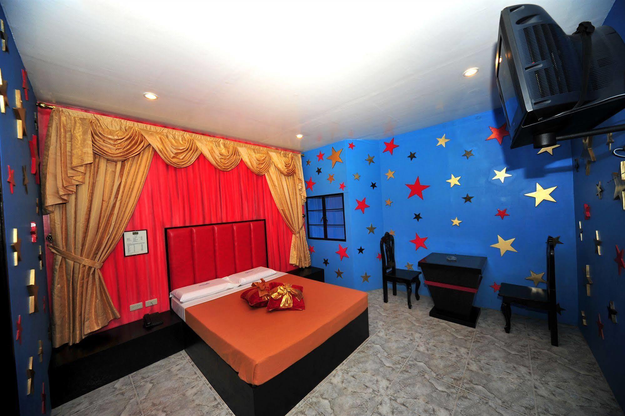 Hollywood Drive-In Hotel Baguio City Esterno foto