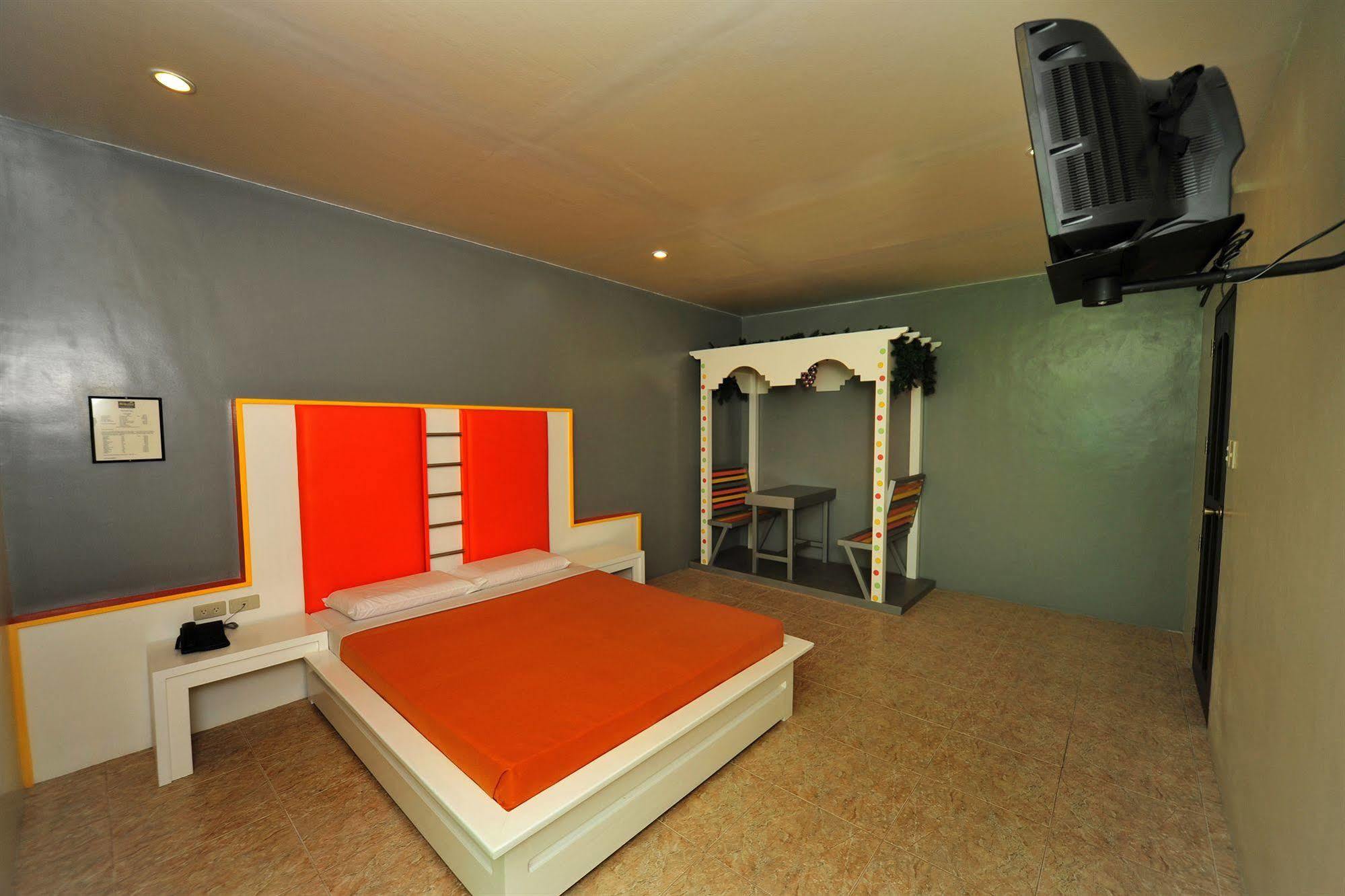 Hollywood Drive-In Hotel Baguio City Esterno foto